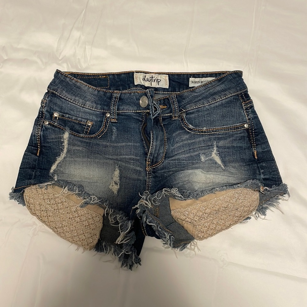 daytrip boyfriend shorts size 25 from The Buckle